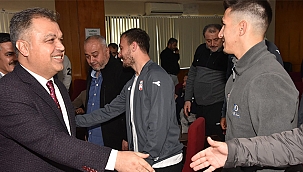 ŞAMPİYONLAR BELEDİYE'YE KONUK OLDU 