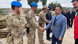 VALİ AKTAŞ DEPREM BÖLGESİNDE GÖREV YAPAN KAMU PERSONELİ İLE BAYRAMLAŞTI