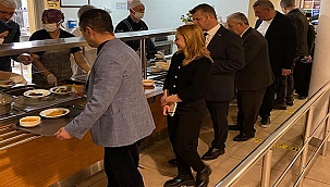 VALİ AKTAŞ, MÜSAİD YÖNETİMİ İLE BİRLİKTE İFTARDA DEPREMZEDE VATANDAŞLARLA BULUŞTU