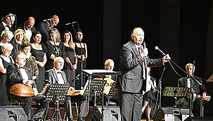 TÜRK SANAT MÜZİĞİ KOROSUNDAN ALKIŞ ALAN KONSER