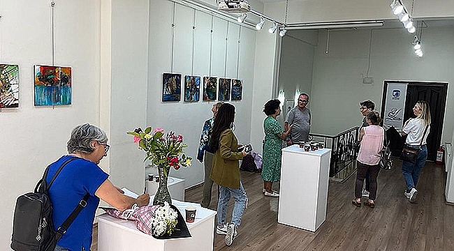 "WOMEN IN THEİR BUBBLE, NO MORE" RESİM SERGİSİ YAZAR SANATÇI EVİNDE ZİYARETE AÇILDI