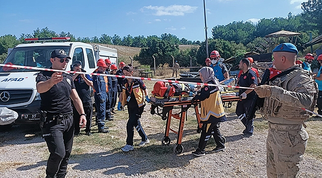 SENARYO GEREĞİ GÖÇÜK ALTINDAN YARALILAR ÇIKARILDI