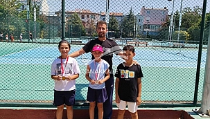 MİNİK TENİSÇİLERİMİZ İLÇEMİZİ YİNE GURURLANDIRDILAR