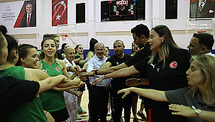 VALİ TORAMAN'DAN U18 KIZ MİLLİ TAKIMINA ZİYARET