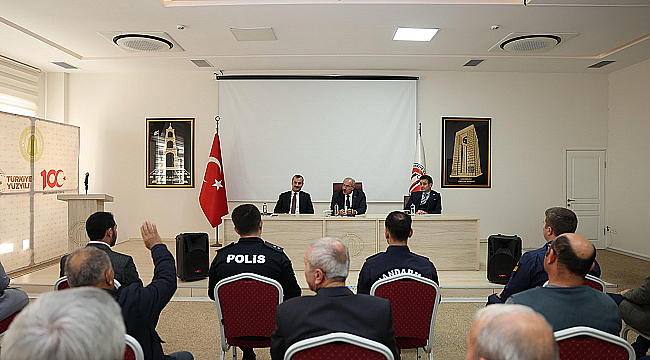  VALİ TORAMAN, ECEABAT'TA MUHTARLARLA BİR ARAYA GELDİ