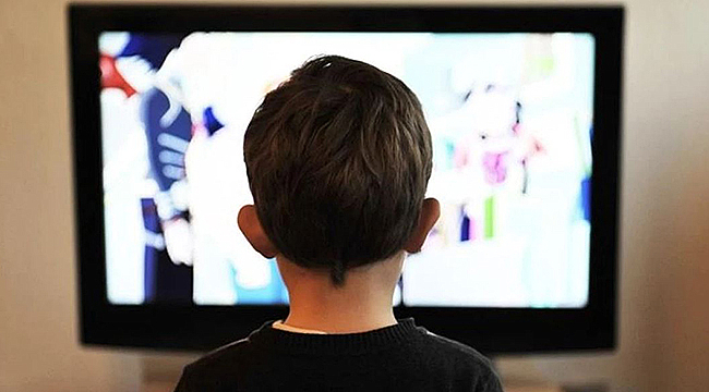 BAKANLIKTAN EBEVEYNLERE DİJİTAL UYGULAMALARDA "EKRAN SÜRESİ" UYARISI!