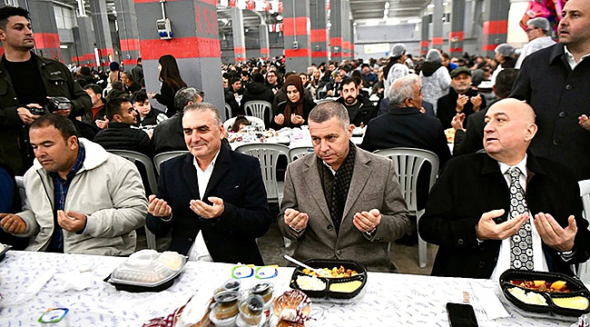 EZİNE'DE RAMAZAN İFTARINDA PROTOKOL VE VATANDAŞLAR AYNI SOFRADA BULUŞTU