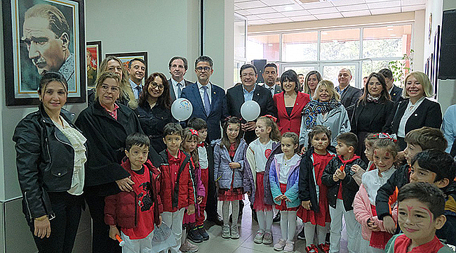 ÇOMÜ'DE "CUMHURİYET'E AÇILAN YÜZ" ATATÜRK POSTERLERİ SERGİSİ AÇILDI