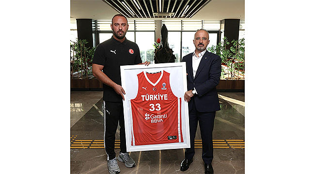 BÜLENT TURAN, MİLLİ SPORCULARLA BULUŞTU